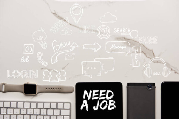 Плоская лежала с различными беспроводными устройствами и нуждалась в работе, опираясь на белую мраморную поверхность
