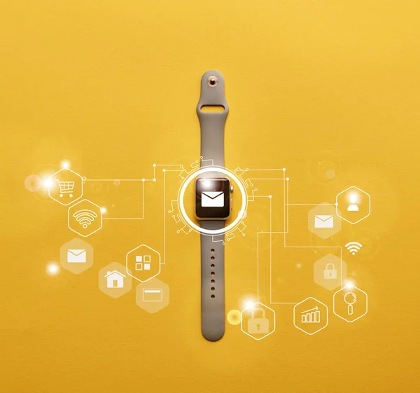 Vista Superior Smartwatch Com Notificação Sistema Superfície Amarela — Fotografia de Stock