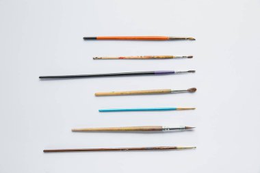 Beyaz arka plan ile boya fırçaları, üstten görünüm dik yerleştirilmiş