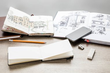 albümleri, mutfak eşyaları ve smartphone ahşap masa üzerinde çizim çizim seçici odak