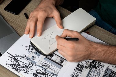 seçici odak not defterinde albüm ve becerikli alet yanında ahşap masa çizim eller mans
