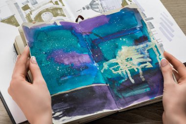 Soyut Mavi çizim ile defter tutan eller, üstten görünüm