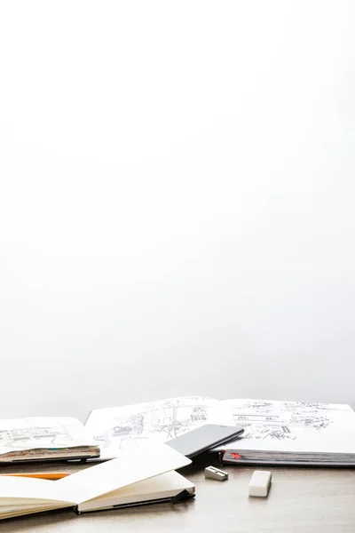 Foco Seletivo Álbuns Desenho Utensílios Desenho Mesa Madeira — Fotografia de Stock