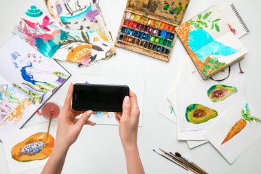 suluboya resimler fotoğraf yapma ve mutfak eşyaları smartphone kullanarak çizim eller seçici odak