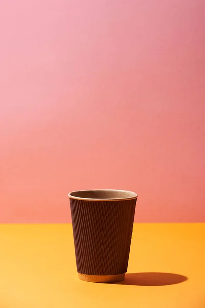 Kaffeetasse Aus Papier Auf Gelber Oberfläche Und Rosa Hintergrund — Stockfoto