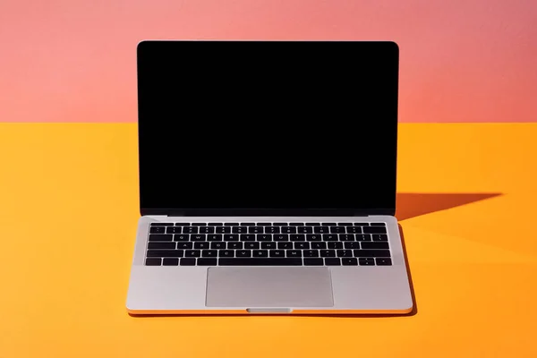 Laptop Com Tela Branco Superfície Amarela Fundo Rosa — Fotografia de Stock