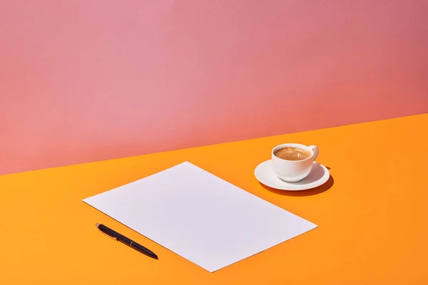 Hoja Papel Pluma Taza Café Sobre Escritorio Amarillo Fondo Rosa — Foto de Stock