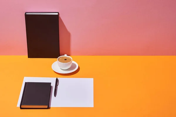 Notizbücher Kaffeetasse Untertasse Blatt Papier Und Stift Auf Gelbem Schreibtisch — Stockfoto