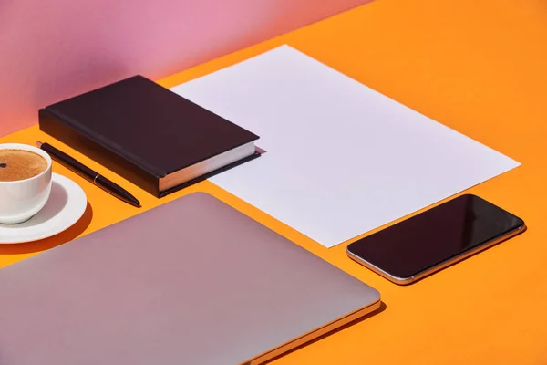 Notebook Laptop Smartphone Kávéscsésze Csészealj Papír Lapot Sárga Pult Rózsaszín — Stock Fotó