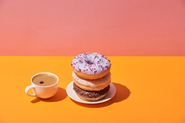 Leckere Donuts Auf Untertasse Und Kaffeetasse Auf Gelbem Schreibtisch Und — Stockfoto