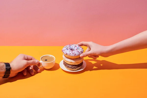 Vista Cortada Mulher Homem Tomando Saborosos Donuts Pires Xícara Café — Fotografia de Stock