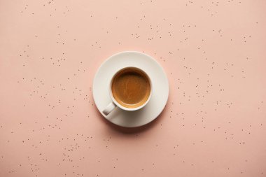pembe bir arka plan üzerinde beyaz fincan sıcak kahve üstten görünüm
