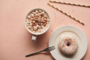 tatlı kakao marshmallows çörek yakınındaki ile üstten görünüm pembe bir arka plan üzerinde 