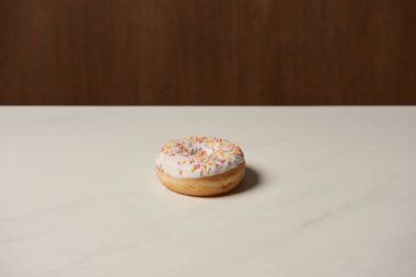 Beyaz masada sprinkles ile tatlı sırlı çörek 
