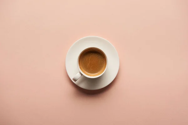 Draufsicht Auf Leckeren Espresso Weißer Tasse Auf Rosa Hintergrund — Stockfoto