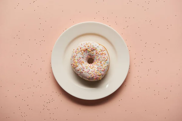 Bovenaanzicht Van Zoete Geglazuurde Donut Roze Achtergrond — Stockfoto