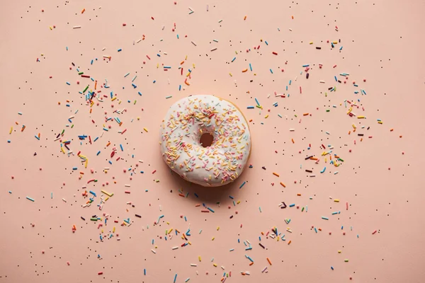 Top View Tasty Glazed Doughnut Pink Background — 图库照片