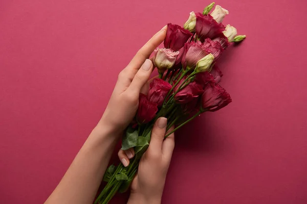 Vista Ritagliata Donna Che Tiene Bouquet Mano Sfondo Rubino — Foto Stock