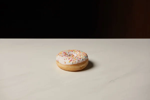 Sweet Donut Auf Weißem Tisch Isoliert Auf Schwarzem Tisch — Stockfoto
