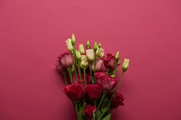 Strauß Weißer Und Rosa Blumen Auf Rubinrotem Hintergrund — Stockfoto