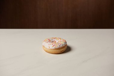 Beyaz masada sprinkles ile lezzetli sırlı halka 
