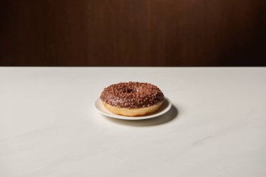 sırlı chocotale halka ile beyaz masaya sprinkles 