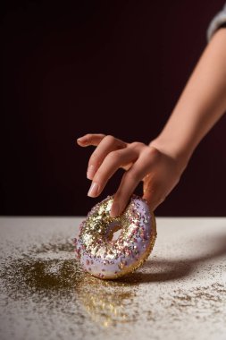 el izole üzerinde siyah kırpılmış halka ile parlak tutan kadın görünümünü parıldıyor