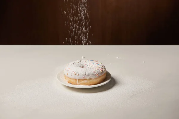 Donut Com Cobertura Polvilhas Com Peneiração Açúcar Sobre Mesa Branca — Fotografia de Stock