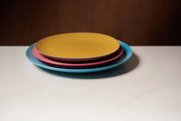 Selective Focus Yellow Pink Blue Plates White Table — Stockfoto