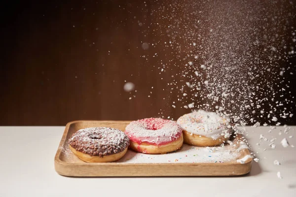 Donuts Doces Com Peneiração Açúcar Tábua Corte Madeira — Fotografia de Stock