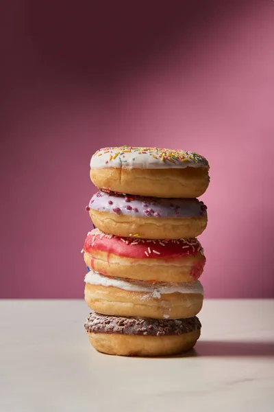 Süße Glasierte Donuts Auf Rosa Hintergrund — Stockfoto