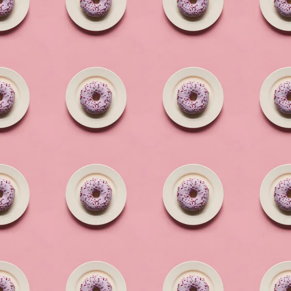 Ovanifrån Med Söta Glaserade Donuts Plattorna Isolerad Rosa — Stockfoto