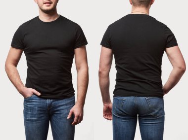 Kırpılan görünümünü temel siyah t-shirt üzerinde beyaz izole kopya alanı ile cebinde elinde olan adam