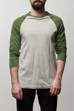 sakallı adamın raglan kollu beyzbol gömlek gri izole kopya alanı ile kısmi görünümü