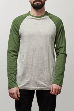 insanın temel raglan kollu beyzbol gömlek gri izole kopya alanı ile kısmi görünümü