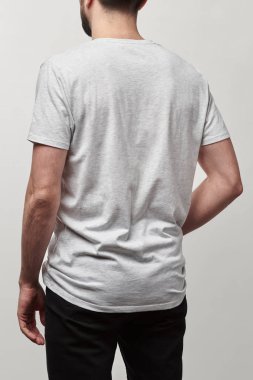 arkadan görünüşü adam beyaz t-shirt gri izole kopya alanı ile