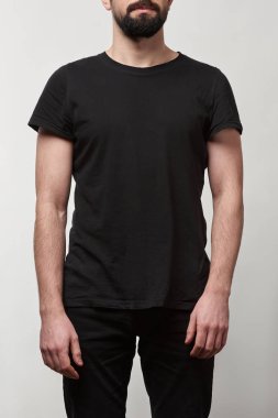 kısmi siyah sakallı adam görünümünü kopya alanı ile t-shirt gri izole. 