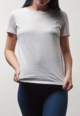 Beyaz t-shirt gri izole kopya alanı ile genç kadının kırpılmış görünümü