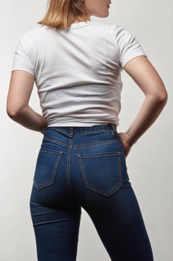 Arkadan Görünüş genç kadının beyaz t-shirt üzerinde beyaz izole kopya alanı ile