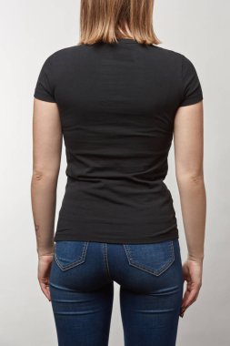 Arkadan Görünüş genç kadının siyah t-shirt üzerinde beyaz izole kopya alanı ile