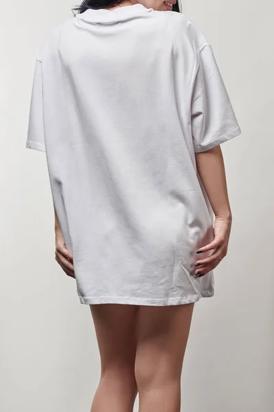 Visão Traseira Jovem Mulher Camiseta Branca Oversize Com Espaço Cópia — Fotografia de Stock