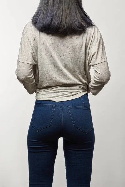 Arkadan Görünümü Gri Uzun Kollu Genç Kadının Üzerinde Beyaz Izole — Stok fotoğraf