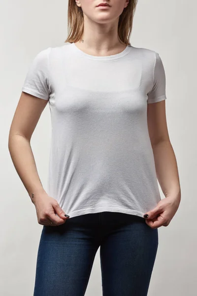 コピー スペース グレーの分離と白い シャツの若い女性の部分的なビュー — ストック写真