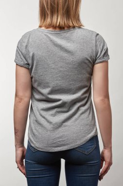 arkadan görünümü gri t-shirt genç kadının üzerinde beyaz izole kopya alanı ile