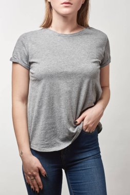 Kırpılan görünümü gri genç kadının pamuk t-shirt üzerinde beyaz izole kopya alanı ile