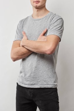 adam silah ile kısmi görünümünü t-shirt gri izole kopya alanı ile geçti