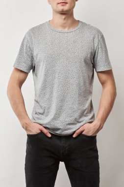 kısmi t-shirt ceplerinde gri izole kopya alanı ile elinde olan adam görünümünü