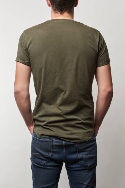 arkadan görünüşü haki tişört erkekte gri izole kopya alanı ile