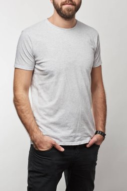 adamın beyaz t-shirt gri izole kopya alanı ile ceplerinde elleriyle kırpılmış görünümü