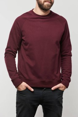 adamın elleri ceplerinde gri izole kopya alanı ile Bordo sweatshirt içinde kısmi görünümü